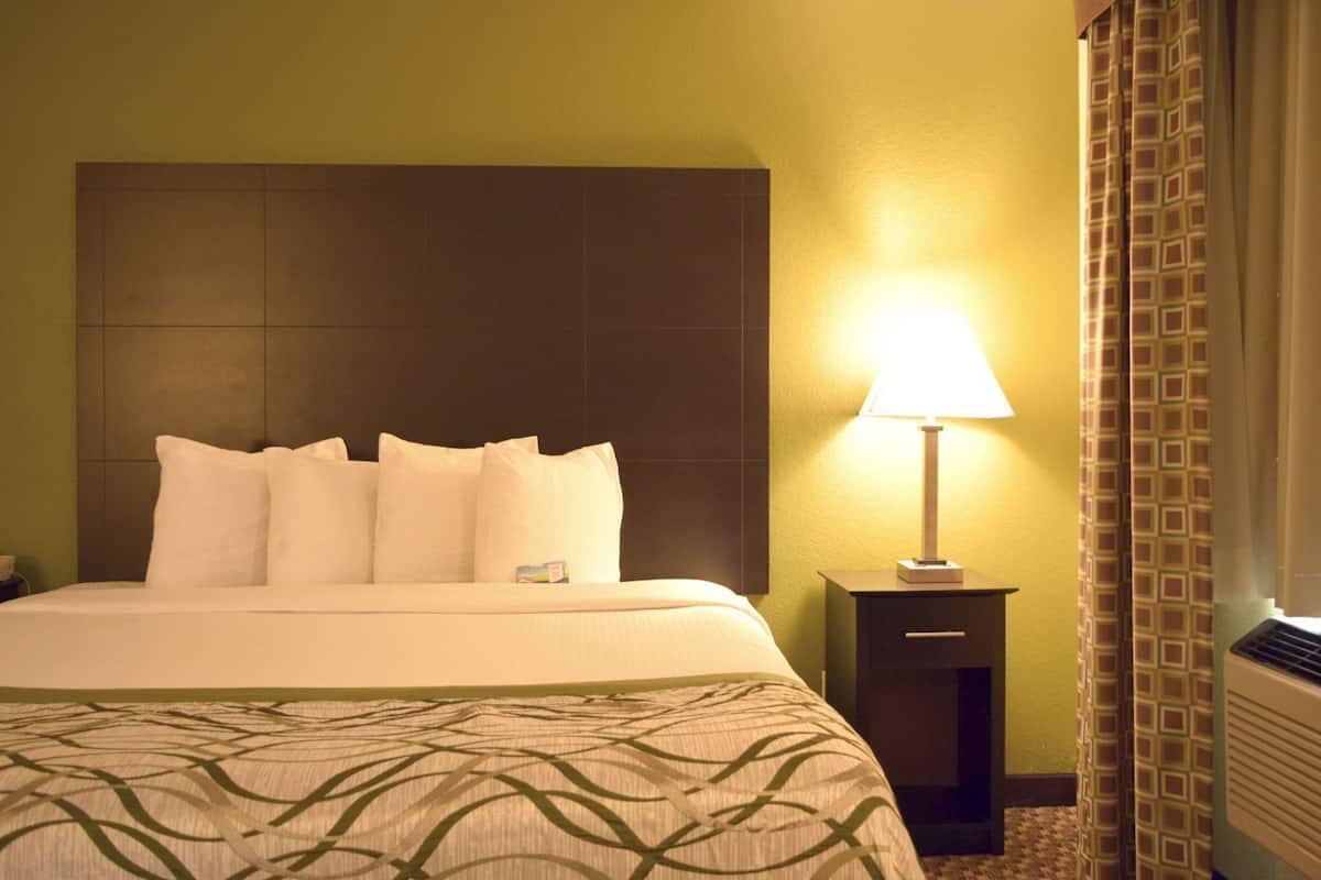 Bureau, systĂšme dâinsonorisation, fer et planche Ă repasser