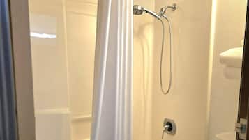 Kamer, 2 queensize bedden | Badkamer | Gratis toiletartikelen, een haardroger, handdoeken