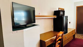 Habitación, 2 camas de matrimonio | 1 dormitorio, escritorio, tabla de planchar con plancha y wifi gratis