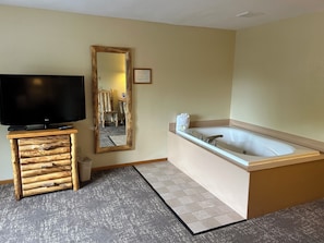 Room, 1 King Bed, Non Smoking, Hot Tub (Courtside) | Desk, cribs/infant beds, rollaway beds, free WiFi