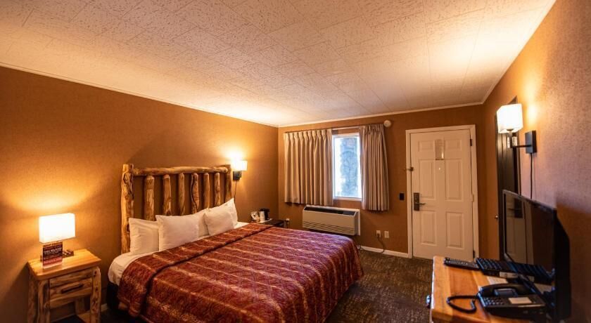 Desk, cots/infant beds, rollaway beds, free WiFi
