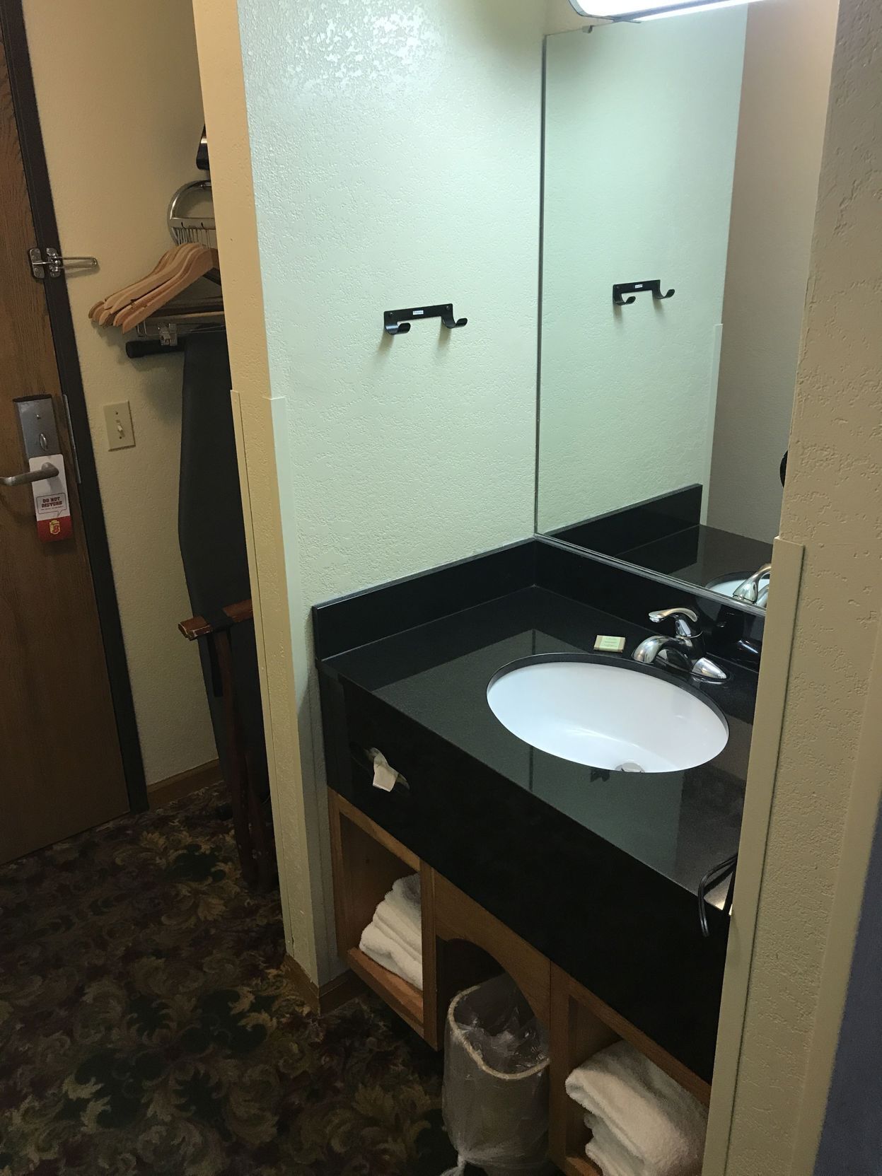 Bathroom | Combined shower/bathtub, free toiletries, hair dryer, towels
