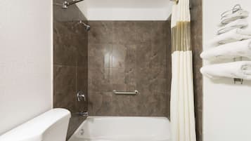 Ensemble douche/baignoire, articles de toilette gratuits