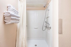 Habitación, 1 cama Queen size, con acceso para personas discapacitadas (Mobility Accessible) | Baño | Regadera, secadora de cabello, toallas 