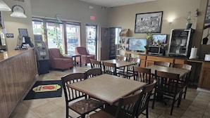 Breakfast area - Super 8 by Wyndham Sullivan (Sullivan)