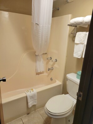 Shower, hair dryer, towels - Super 8 by Wyndham Sullivan (Sullivan)