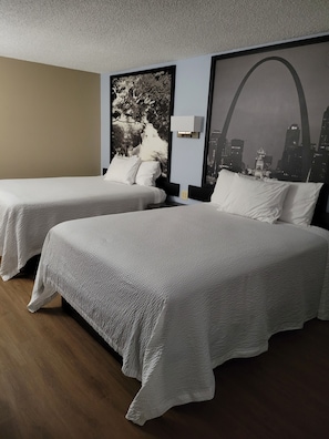Chambre Standard, 2 grands lits | Rideaux d’obscurcissement, fer et planche à repasser