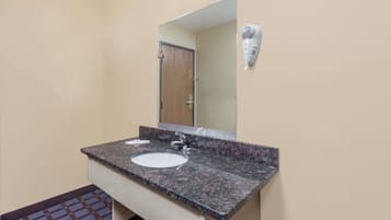 Combined shower/tub, hair dryer, towels