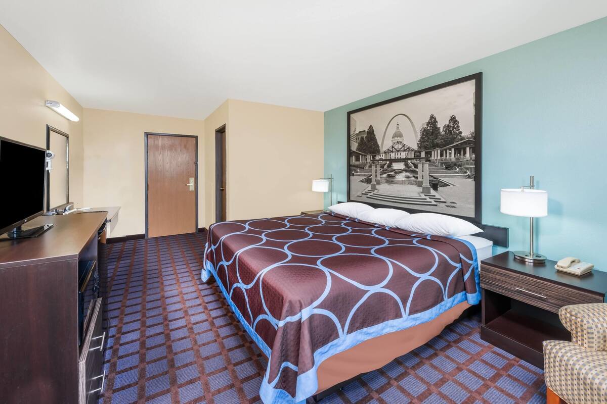 مكتب ومساحة عمل للكمبيوتر المحمول وستائر تعتيم