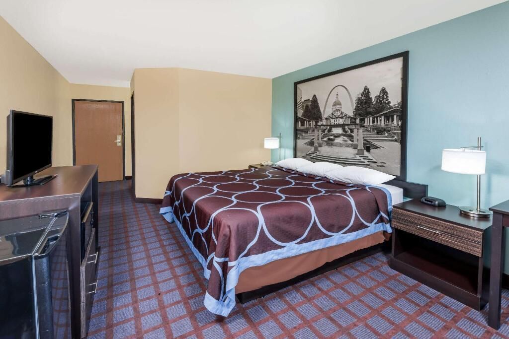 Desk, laptop workspace, blackout curtains, free cots/infant beds