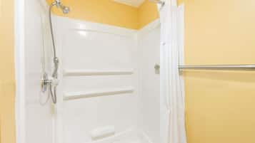 Room, 1 King Bed, Accessible, Non Smoking (Mobility) | Bathroom | Combined shower/tub, hair dryer, towels
