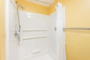 Room, 1 King Bed, Accessible, Non Smoking (Mobility) | Bathroom | Combined shower/tub, hair dryer, towels