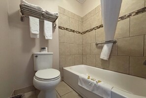 Kombinasi shower/bathtub, pengering rambut,  dan handuk