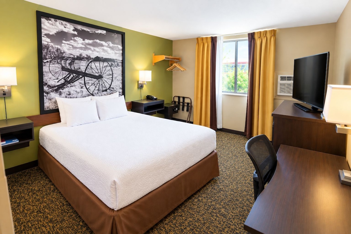 Desk, cribs (free), rollaway beds (free), WiFi (free)
