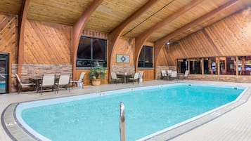 Inomhuspool med öppettider 07.00 till 22.30, och solstolar