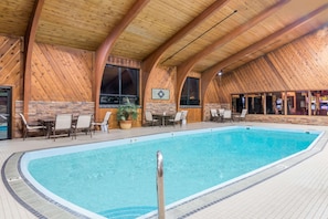 Piscine couverte, accès possible de 07 h 00 à 22 h 30, chaises longues