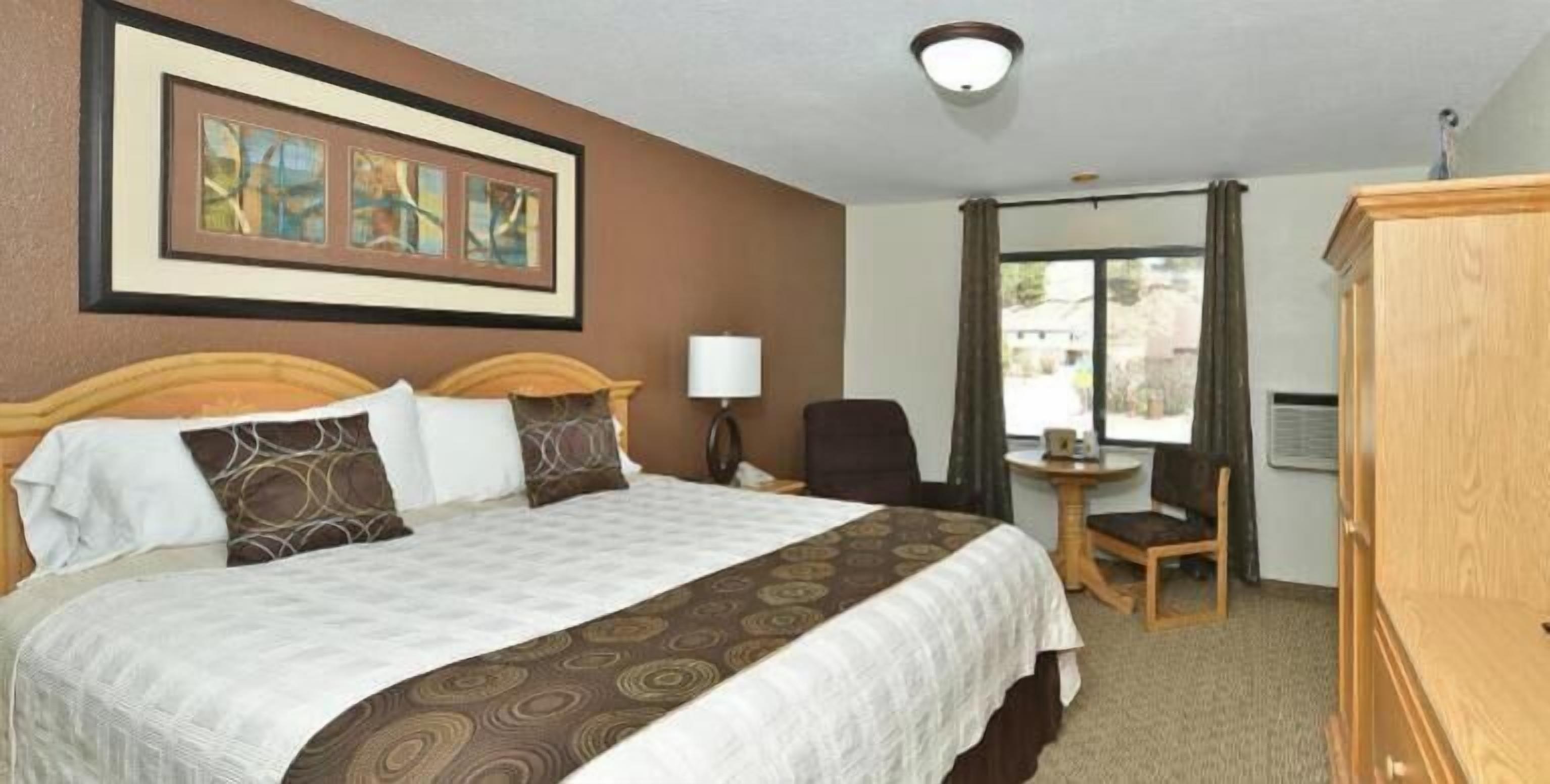 Camas con pillow-top, cortinas blackout y tabla de planchar con plancha 