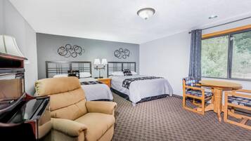 Deluxe Room, 2 Katil Ratu (Queen), Non Smoking | Tilam berlapik, langsir/tirai gelap terus, seterika/papan seterika