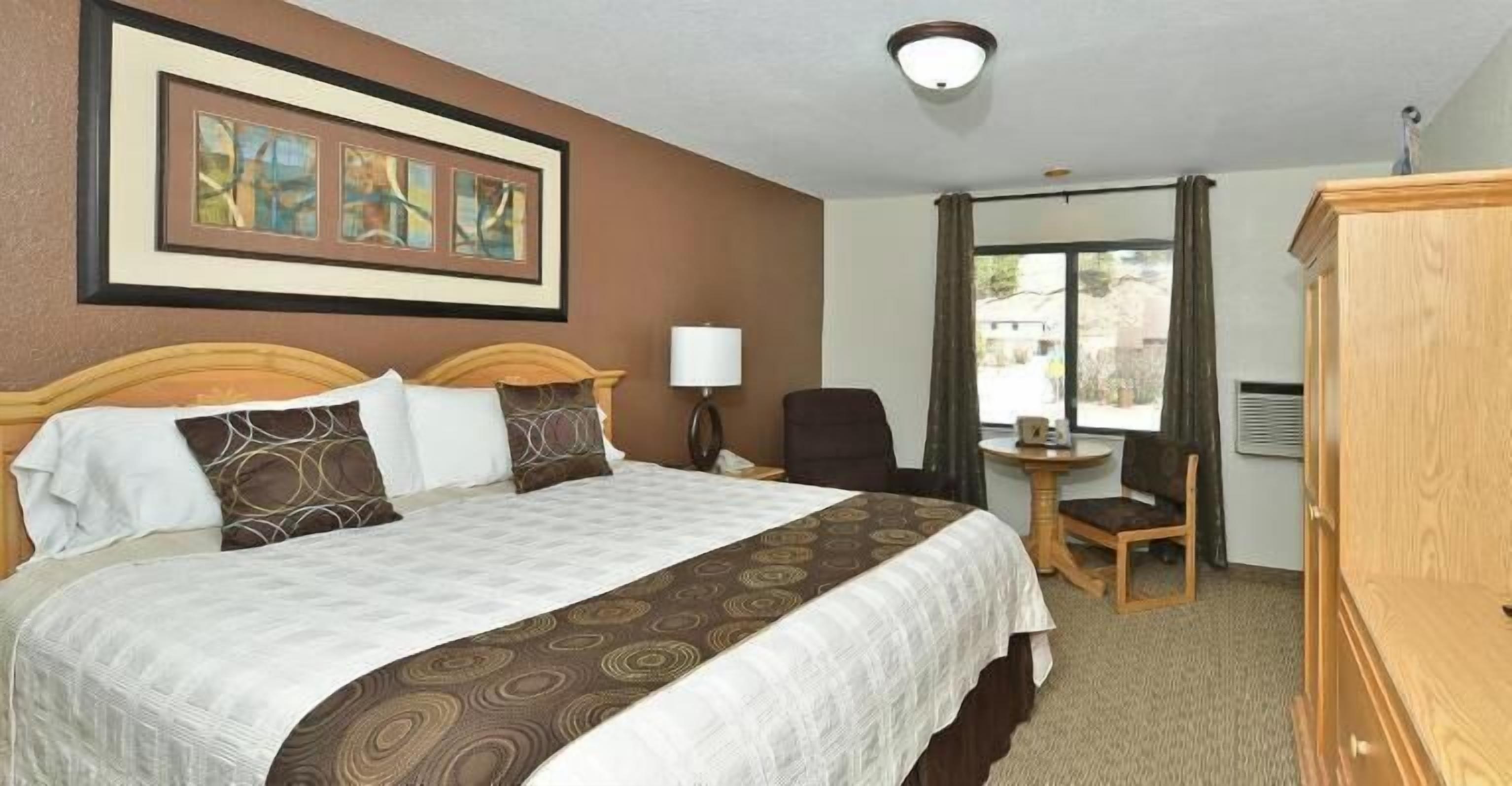 Camas con pillow-top, cortinas blackout y tabla de planchar con plancha 