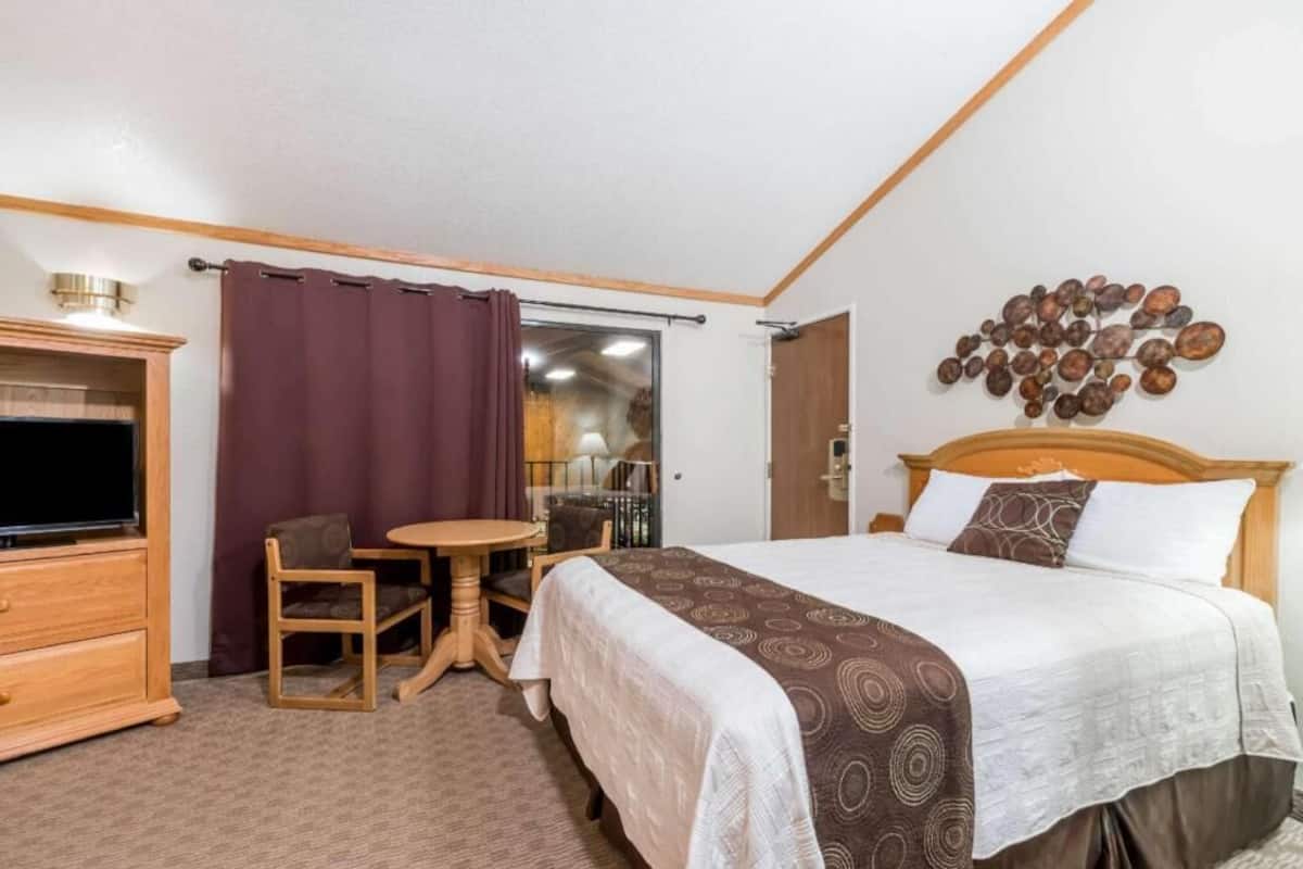 Pillowtop beds, blackout drapes, iron/ironing board, free WiFi