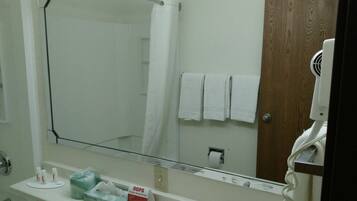 Combined shower/tub, free toiletries, hair dryer