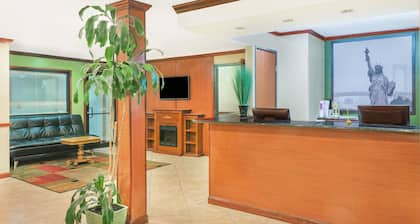 Super 8 by Wyndham Tilton/Lake Winnipesaukee
