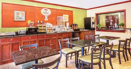 Super 8 by Wyndham Tilton/Lake Winnipesaukee