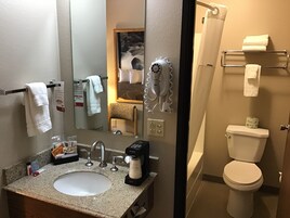 Bañera con ducha, secador de pelo, toallas