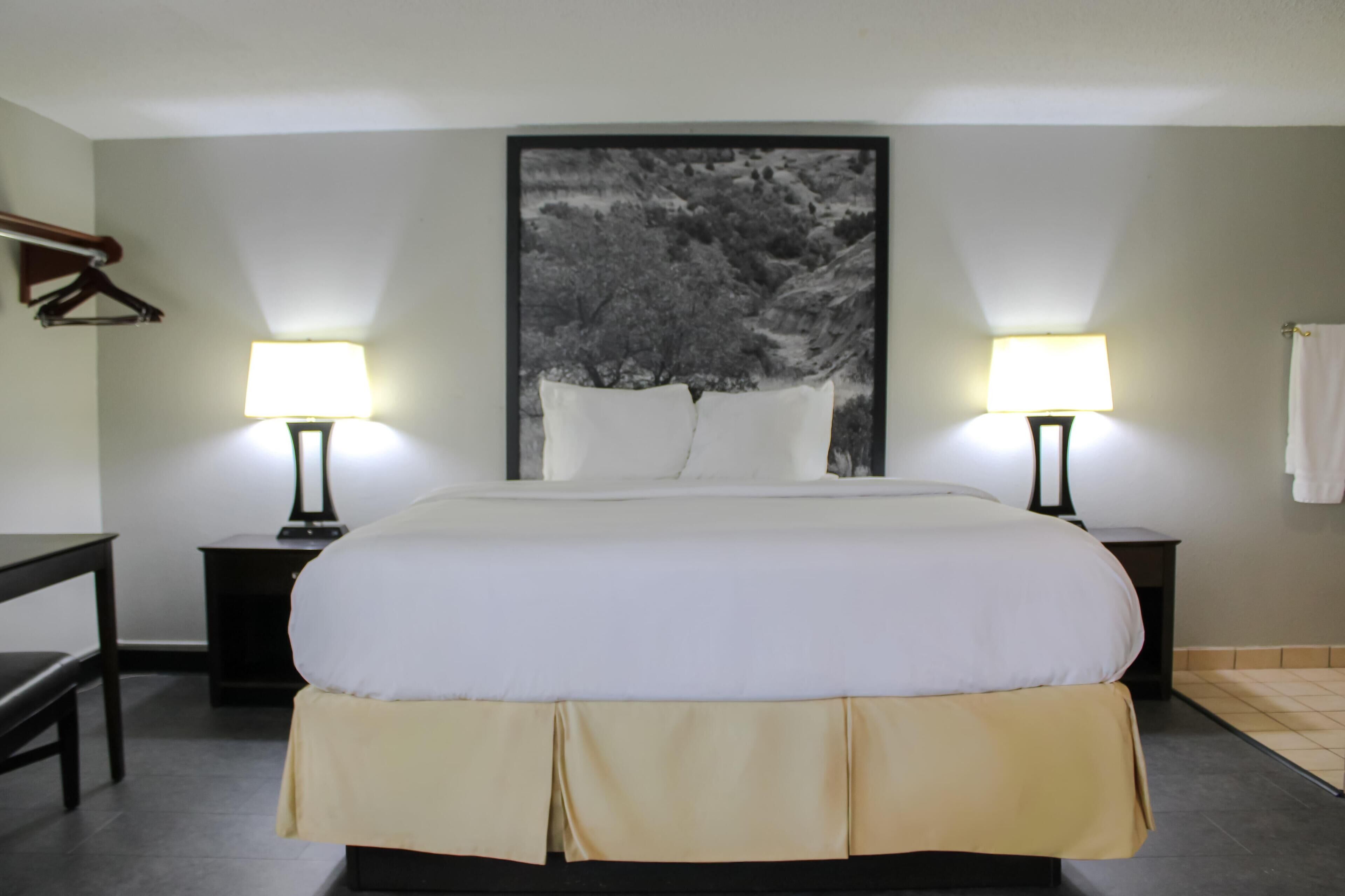 Bureau, fer et planche à repasser, lits bébé (gratuits)