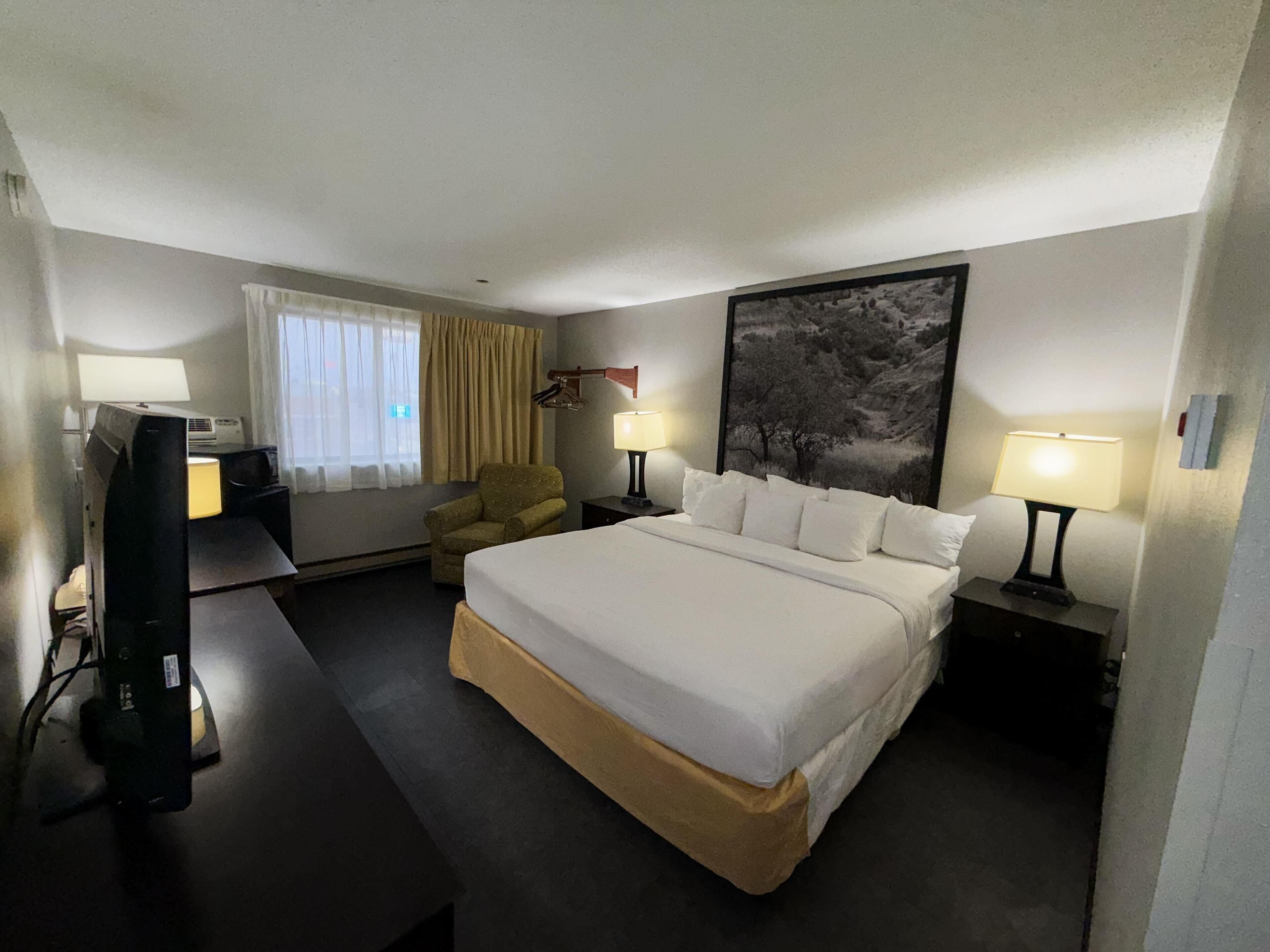 Bureau, fer et planche  à repasser, lits bébé (gratuits)