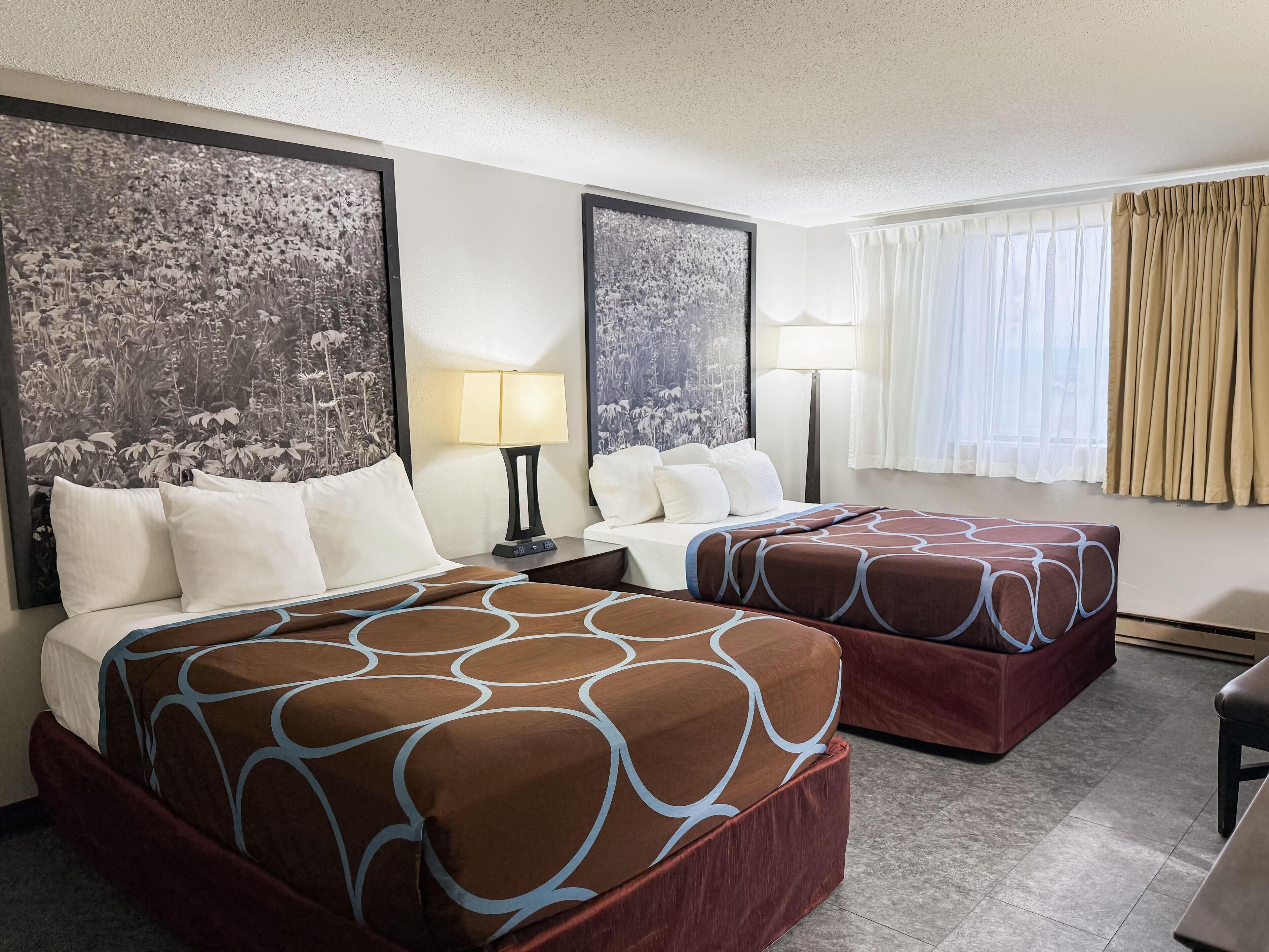 Skrivebord, strykejern/-brett og barnesenger (inkludert)