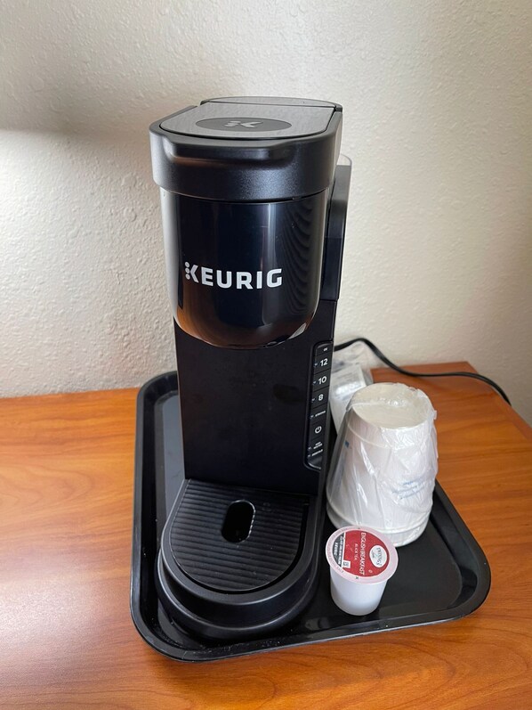 Bureau, fer et planche à repasser, lits bébé (gratuits)