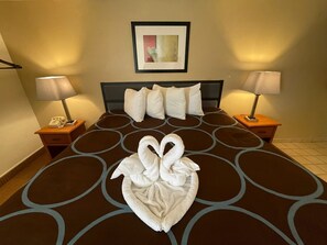 Bureau, fer et planche à repasser, lits bébé (gratuits)