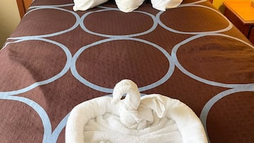 Skrivebord, strygejern/strygebræt, gratis baby-/barnesenge