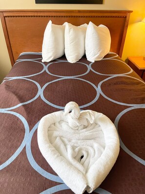 Schreibtisch, Bügeleisen/Bügelbrett, kostenlose Babybetten