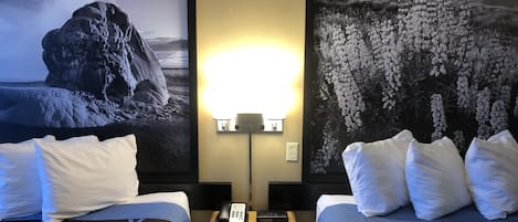 Skrivbord, strykjÀrn/strykbrÀda, gratis wi-fi och sÀngklÀder