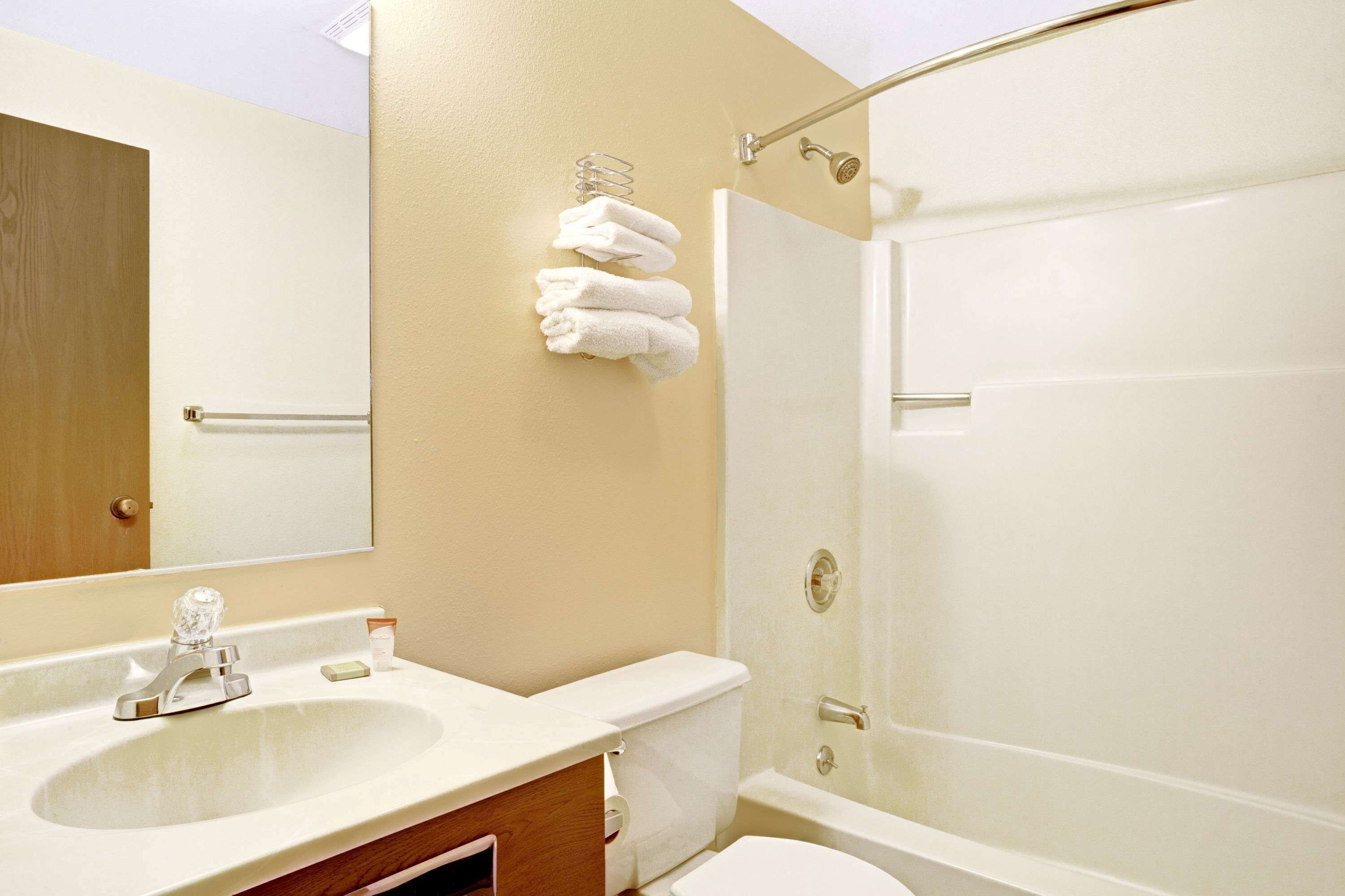 Suite Studio, 2 grands lits, non-fumeurs | Salle de bain | Ensemble douche/baignoire, articles de toilette gratuits, sèche-cheveux