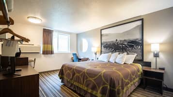 Habitación, 1 cama de matrimonio grande | Escritorio, espacio para trabajar con un portátil, cortinas opacas