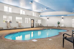 Piscine couverte, accès possible de 08 h 00 à 22 h 00, chaises longues 