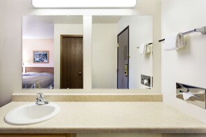 Combined shower/bathtub, hair dryer, towels