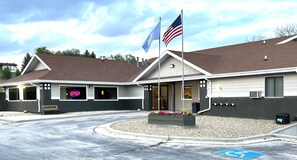 Exterior - Super 8 by Wyndham Hot Springs (Hot Springs)