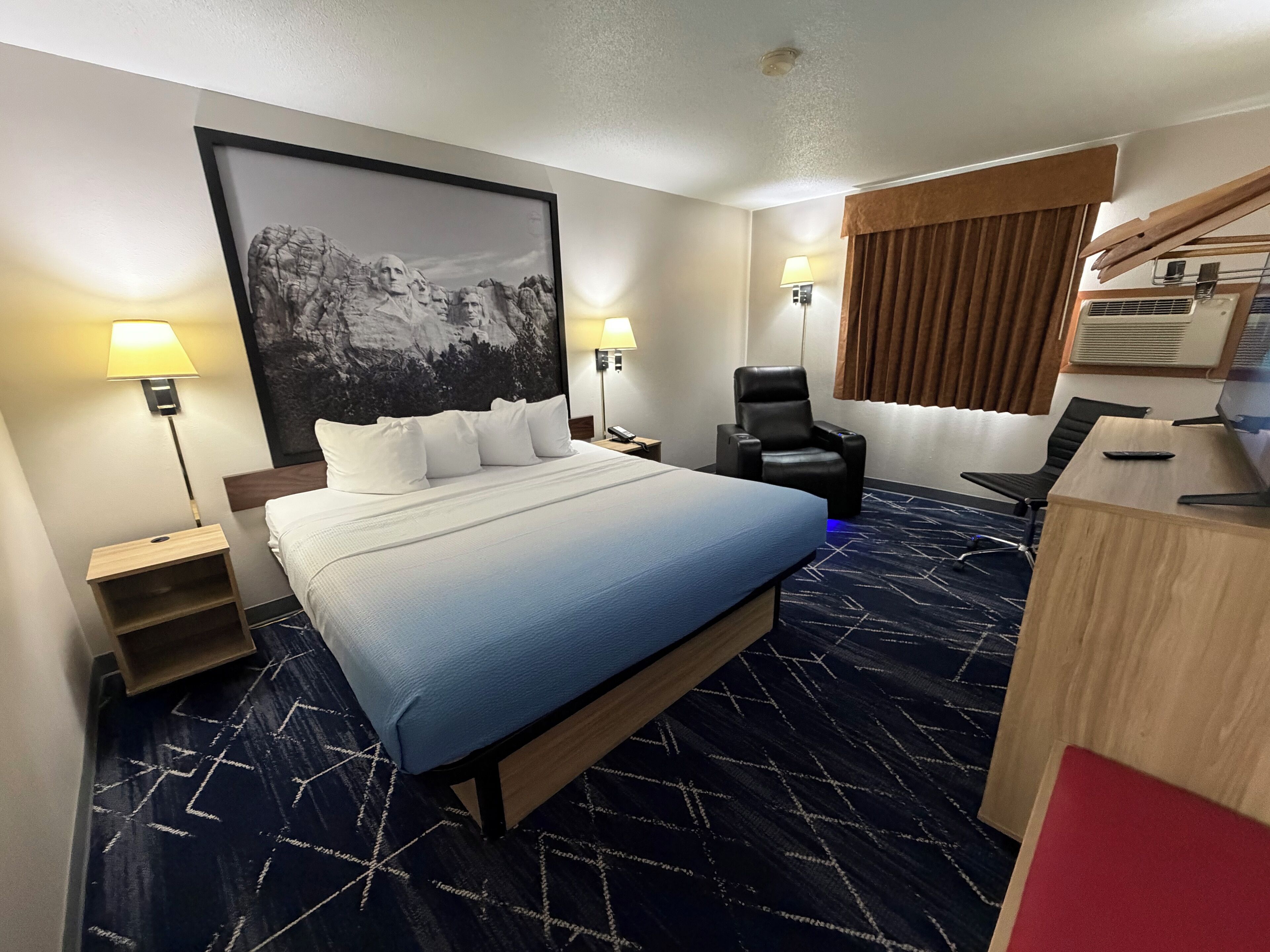 Standard Room, 1 King Bed | Desk, free WiFi, bed sheets