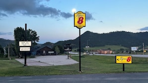 A road sign for Super 8 by Wyndham with a directional arrow. - Super 8 by Wyndham Hot Springs (Hot Springs)