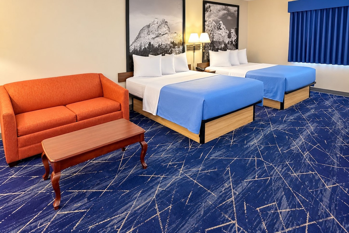 Family Suite, 2 Queen Beds, Non Smoking | Desk, soundproofing, WiFi (free), bed sheets