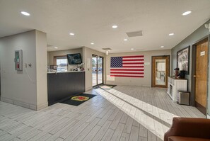 Lobby - Super 8 by Wyndham Hot Springs (Hot Springs)
