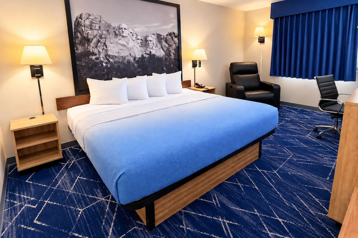 Desk, soundproofing, WiFi (free), bed sheets