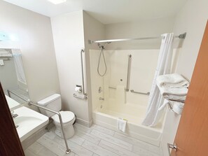 Kamer, 1 queensize bed, toegankelijk voor mindervaliden, niet-roken (Bathtub w/ Grab Bars) | Badkamer | Een bad/douchecombinatie, een haardroger, handdoeken