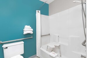 Kamer, 2 queensize bedden, niet-roken, uitzicht op zwembad (Mobility Accessible) | Badkamer | Een bad/douchecombinatie, gratis toiletartikelen, een haardroger