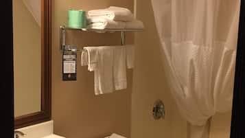 Combined shower/bathtub, free toiletries, hair dryer, towels