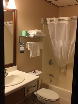Combined shower/tub, free toiletries, hair dryer, towels - Super 8 by Wyndham Chamberlain SD (Chamberlain)